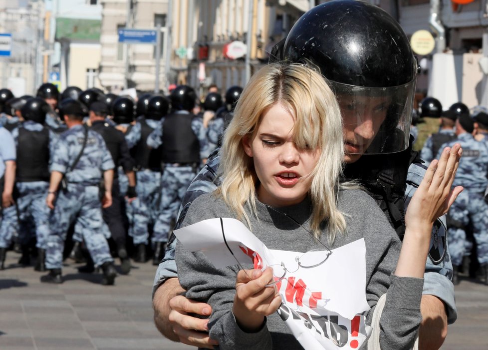 Během velkých demonstrací v Moskvě došlo na rozsáhlá zatýkání