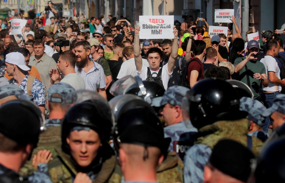 Během velkých demonstrací v Moskvě došlo na rozsáhlá zatýkání