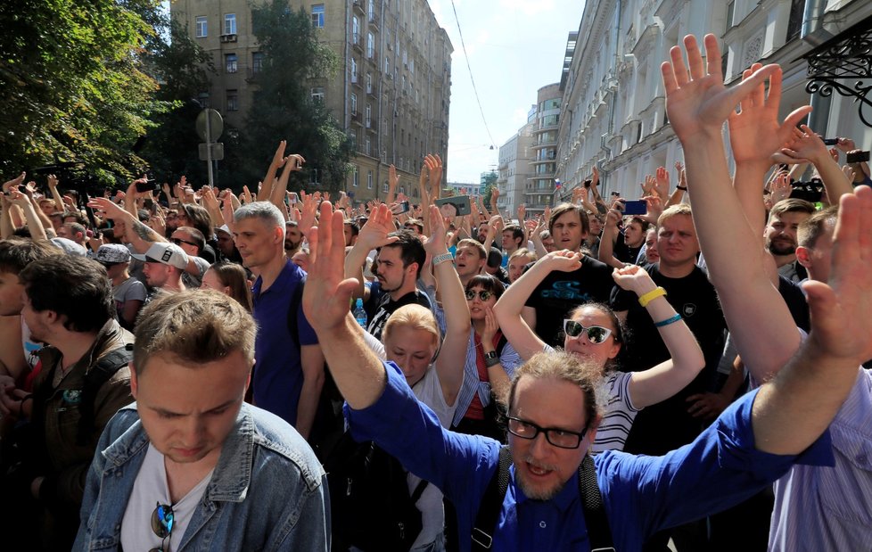 Policie v sobotu zatkla přes 560 účastníků nepovolené demonstrace u moskevské radnice, kterou svolala opozice kvůli vyloučení části kandidátů z komunálních voleb. (27. 7. 2019)