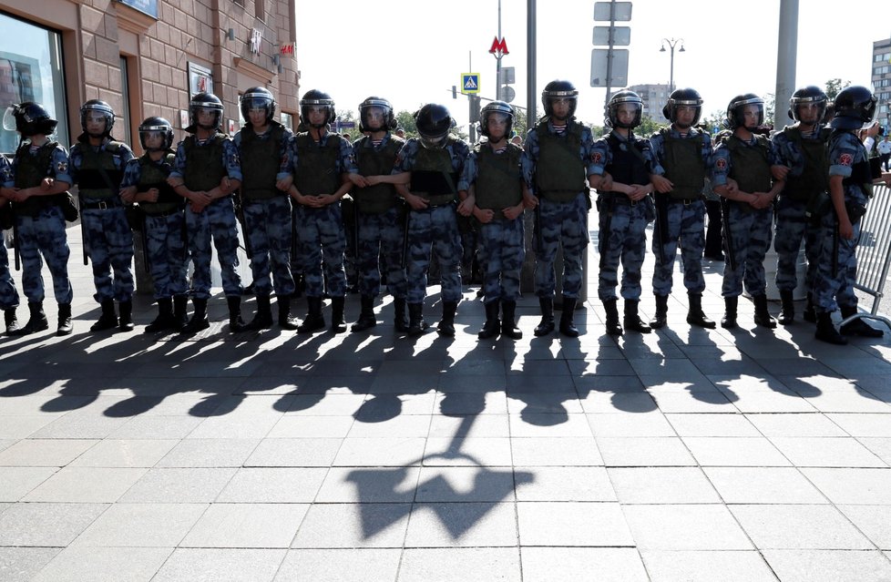 Policie v sobotu zatkla přes 560 účastníků nepovolené demonstrace u moskevské radnice, kterou svolala opozice kvůli vyloučení části kandidátů z komunálních voleb. (27. 7. 2019)