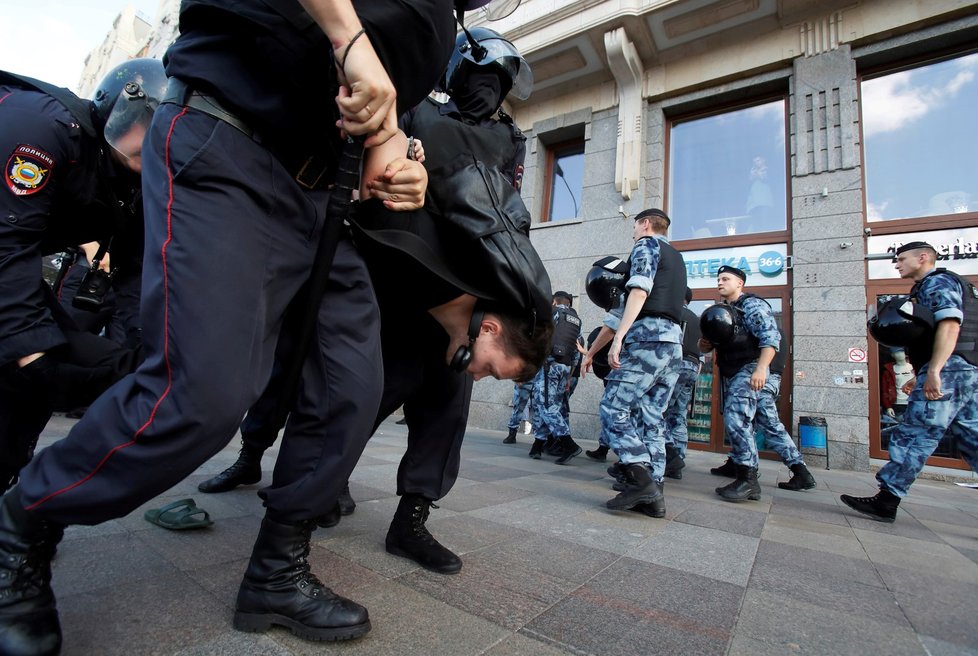 Policie v sobotu zatkla přes 560 účastníků nepovolené demonstrace u moskevské radnice, kterou svolala opozice kvůli vyloučení části kandidátů z komunálních voleb. (27.7.2019)