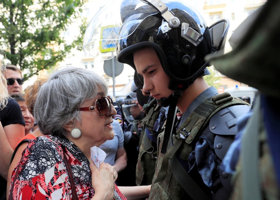 Během velkých demonstrací v Moskvě došlo na rozsáhlá zatýkání