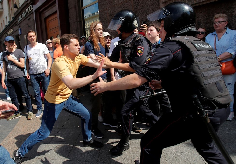 Policie v sobotu zatkla přes 560 účastníků nepovolené demonstrace u moskevské radnice, kterou svolala opozice kvůli vyloučení části kandidátů z komunálních voleb. (27.7.2019)