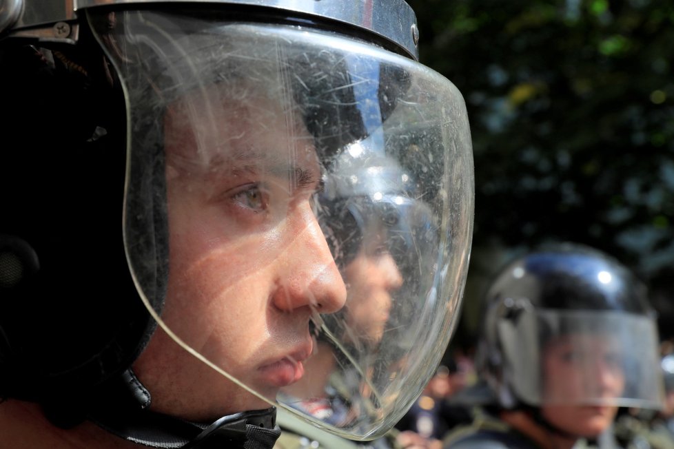 Policie v sobotu zatkla přes 560 účastníků nepovolené demonstrace u moskevské radnice, kterou svolala opozice kvůli vyloučení části kandidátů z komunálních voleb. (27. 7. 2019)