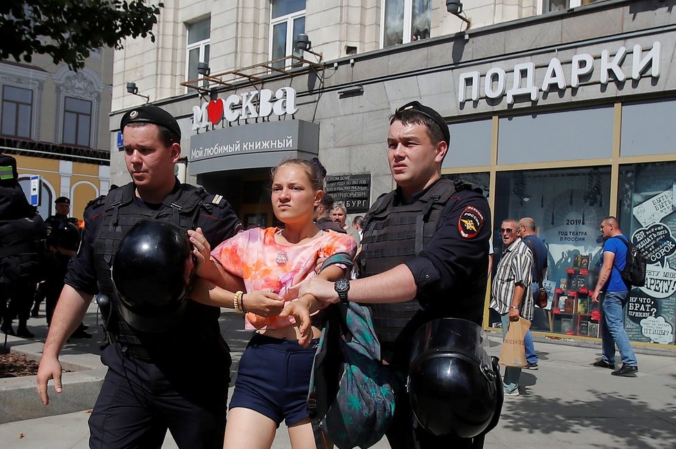 Během velkých demonstrací v Moskvě došlo na rozsáhlá zatýkání