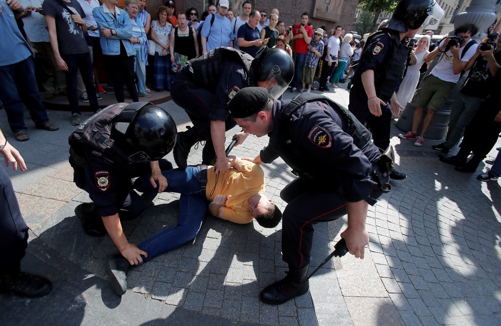 Policie v sobotu zatkla přes 560 účastníků nepovolené demonstrace u moskevské radnice, kterou svolala opozice kvůli vyloučení části kandidátů z komunálních voleb. (27. 7. 2019)