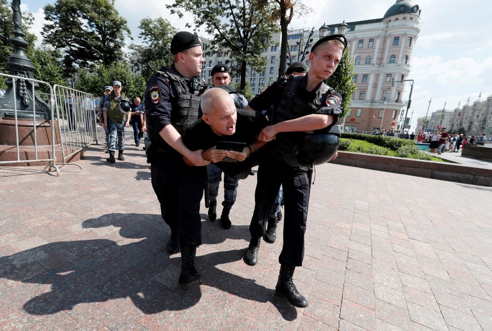 Policie v sobotu zatkla přes 560 účastníků nepovolené demonstrace u moskevské radnice, kterou svolala opozice kvůli vyloučení části kandidátů z komunálních voleb. (27.7.2019)