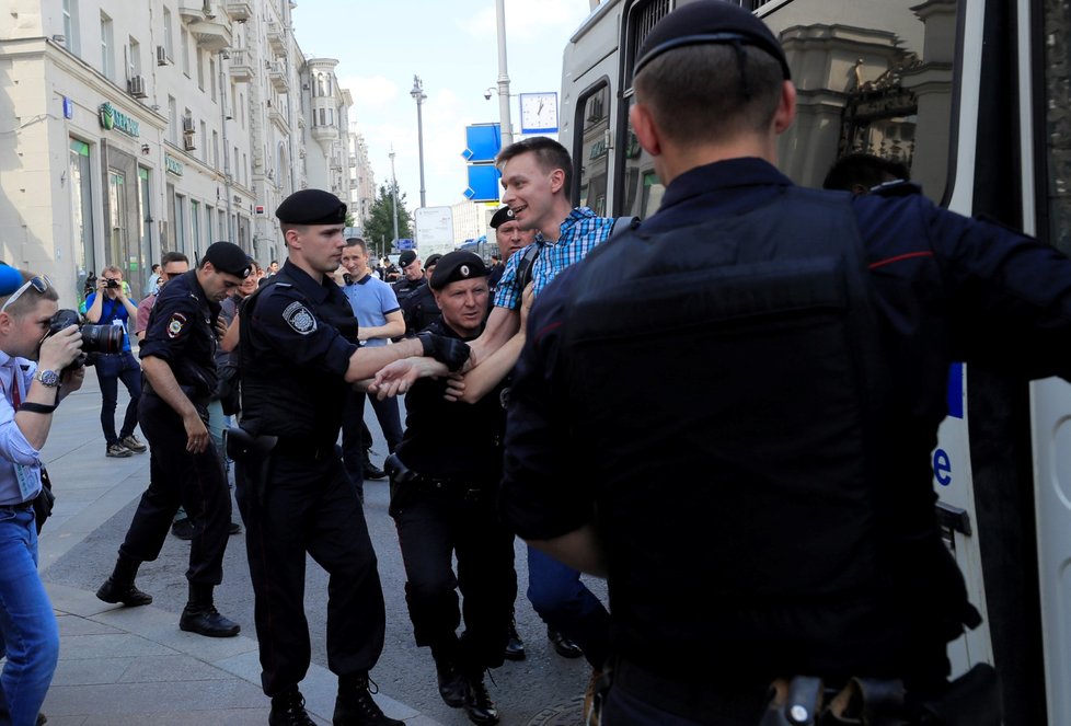 Policie v sobotu zatkla přes 560 účastníků nepovolené demonstrace u moskevské radnice, kterou svolala opozice kvůli vyloučení části kandidátů z komunálních voleb. (27.7.2019)