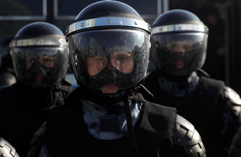 Policie zatkla stovky účastníků opoziční demonstrace v Moskvě (3. 8. 2019)