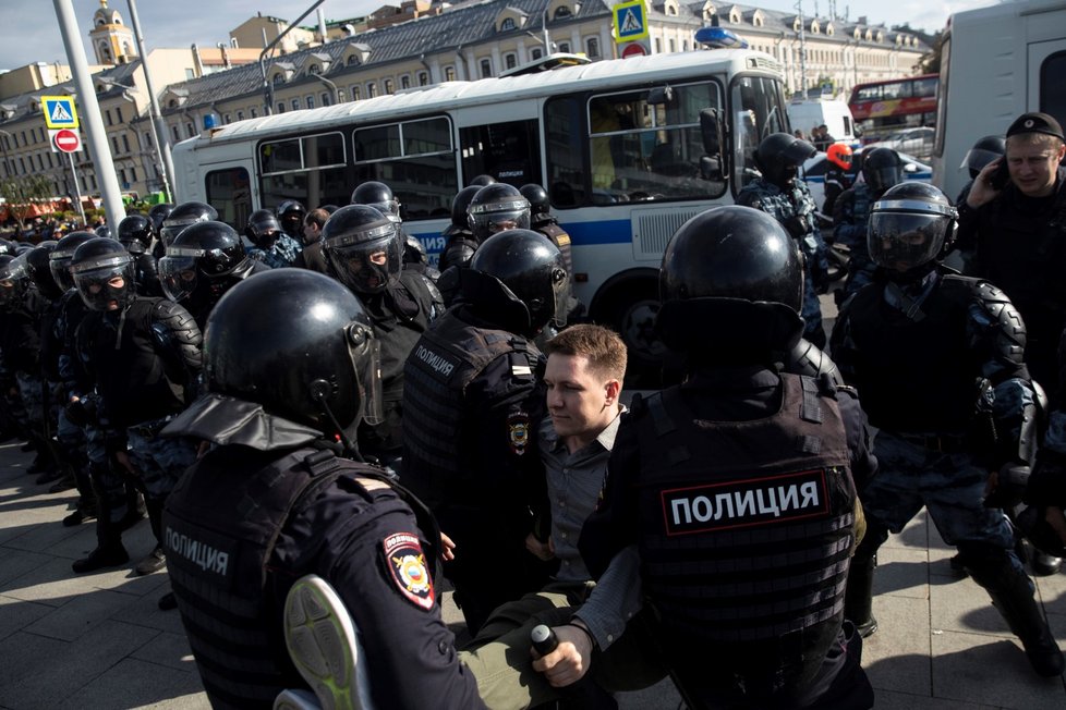 Policie zatkla stovky účastníků opoziční demonstrace v Moskvě (3. 8. 2019)