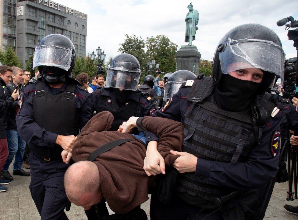 Policie zatkla stovky účastníků opoziční demonstrace v Moskvě (3. 8. 2019)