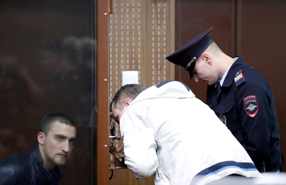 Ruská prokuratura po kritice žádá o propuštění uvězněného herce.