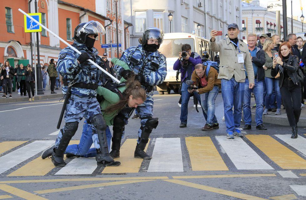 Moskevská policie po skončení povolené demonstrace na Sacharovově třídě s rekordní účastí asi 50.000 lidí začala zatýkat demonstranty