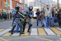 Těžkooděnci zasáhli proti demonstrantům: Desítky zatčených při protestech v Moskvě