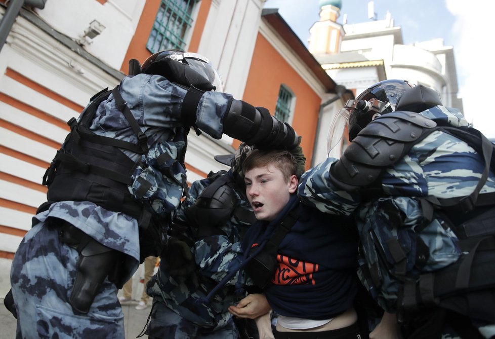 Moskevská policie po skončení povolené demonstrace na Sacharovově třídě s rekordní účastí asi 50.000 lidí začala zatýkat demonstranty