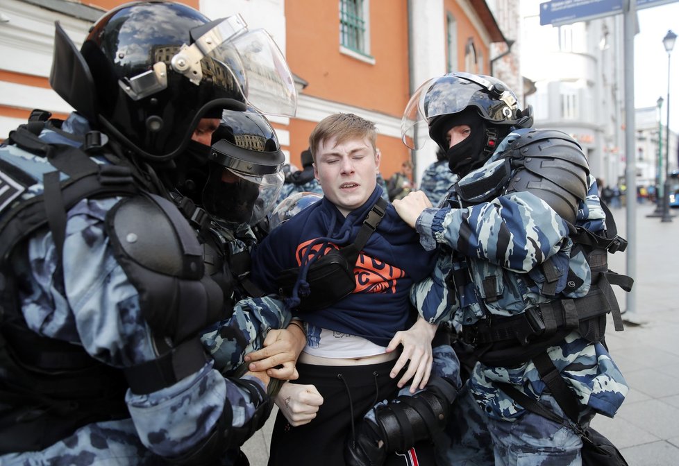 Během velkých demonstrací v Moskvě došlo na rozsáhlá zatýkání