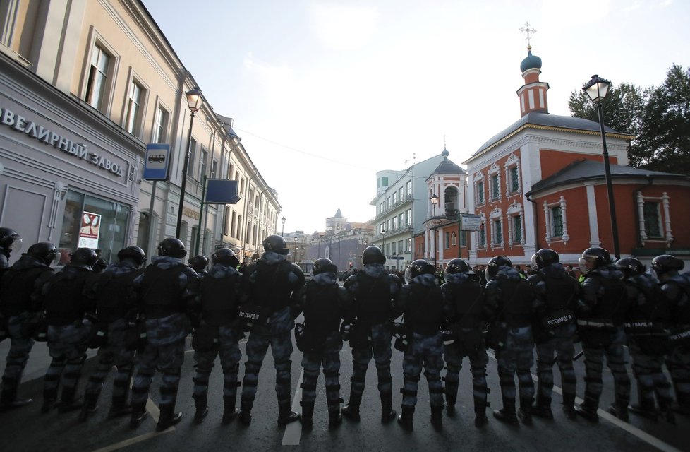 Moskevská policie po skončení povolené demonstrace na Sacharovově třídě s rekordní účastí asi 50.000 lidí začala zatýkat demonstranty