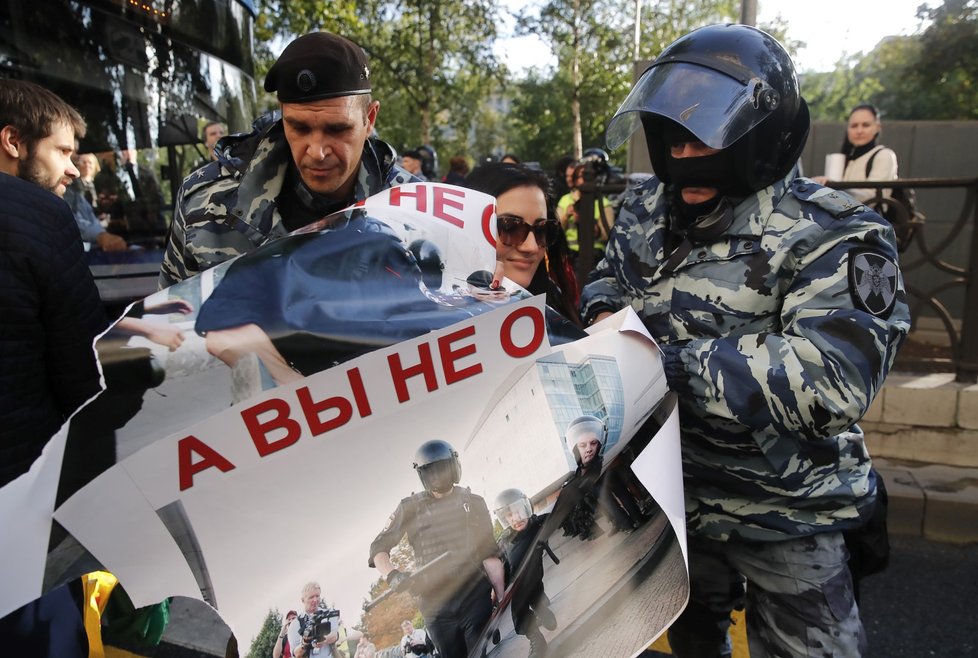 Během velkých demonstrací v Moskvě došlo na rozsáhlá zatýkání