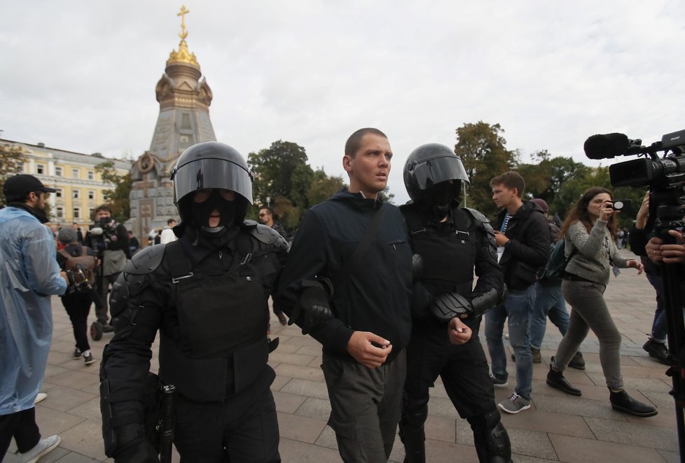 Moskevská policie po skončení povolené demonstrace na Sacharovově třídě s rekordní účastí asi 50.000 lidí začala zatýkat demonstranty