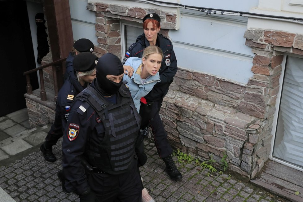 Moskevská policie po skončení povolené demonstrace na Sacharovově třídě s rekordní účastí asi 50.000 lidí začala zatýkat demonstranty