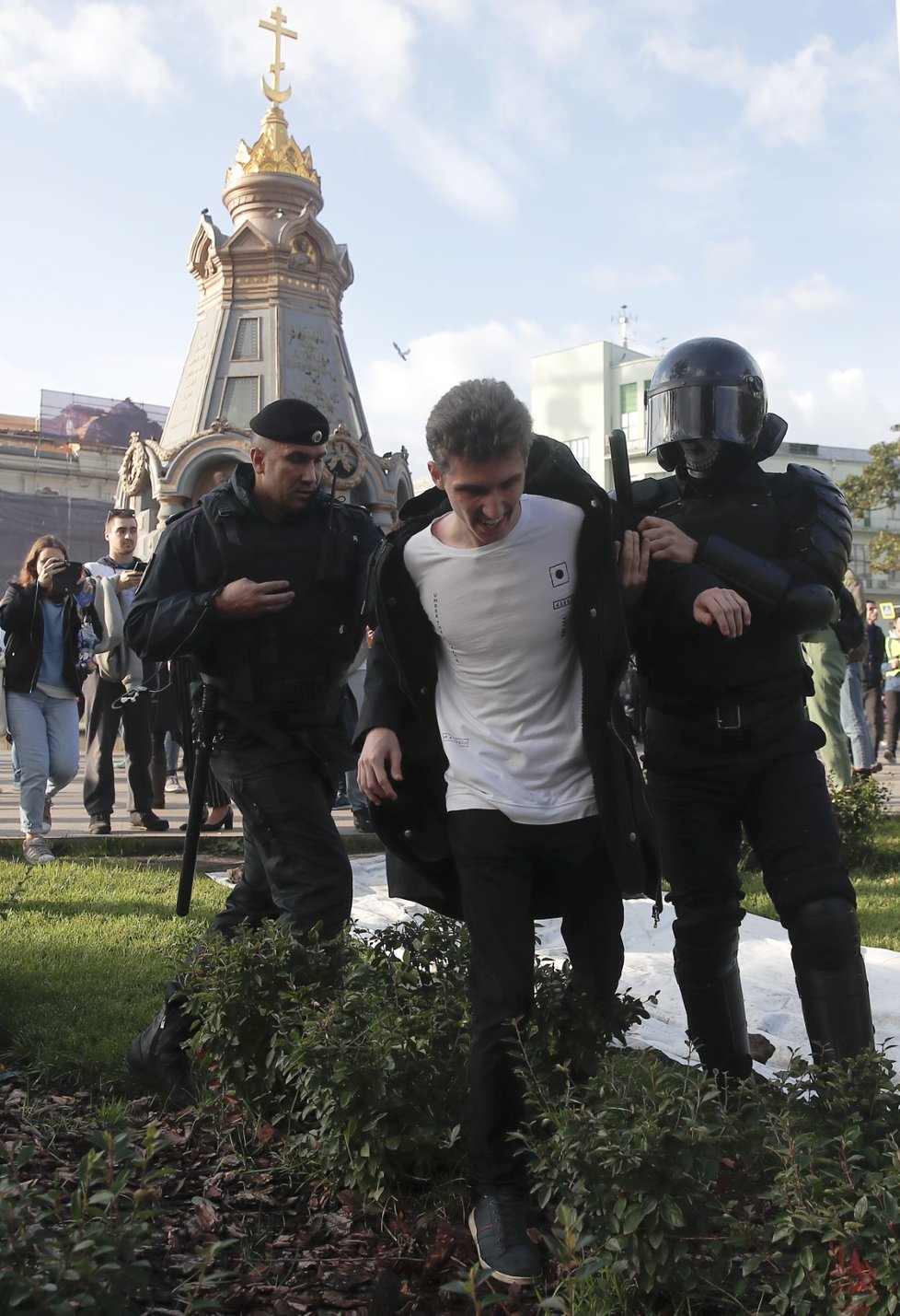 Moskevská policie po skončení povolené demonstrace na Sacharovově třídě s rekordní účastí asi 50.000 lidí začala zatýkat demonstranty