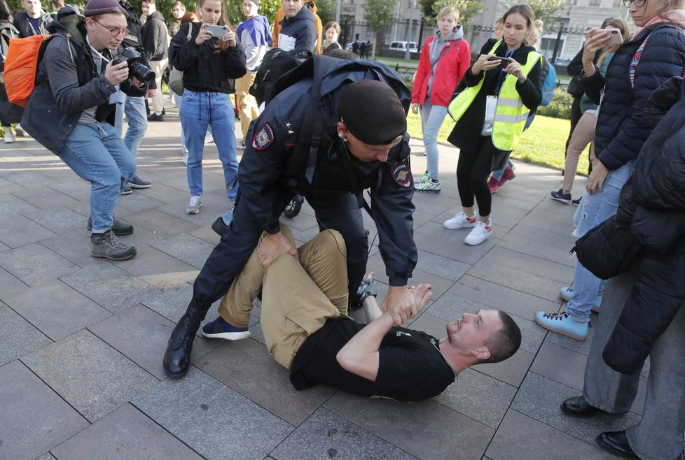 Moskevská policie po skončení povolené demonstrace na Sacharovově třídě s rekordní účastí asi 50.000 lidí začala zatýkat demonstranty.