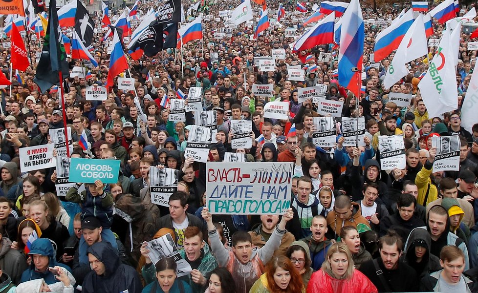 Moskevská policie po skončení povolené demonstrace na Sacharovově třídě s rekordní účastí asi 50.000 lidí začala zatýkat demonstranty.