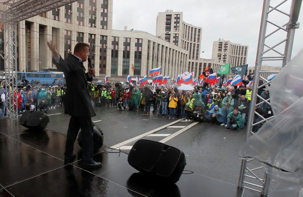 Moskevská policie po skončení povolené demonstrace na Sacharovově třídě s rekordní účastí asi 50.000 lidí začala zatýkat demonstranty