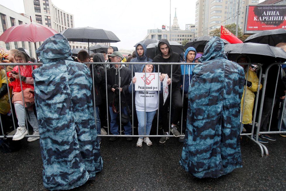 Během velkých demonstrací v Moskvě došlo na rozsáhlá zatýkání