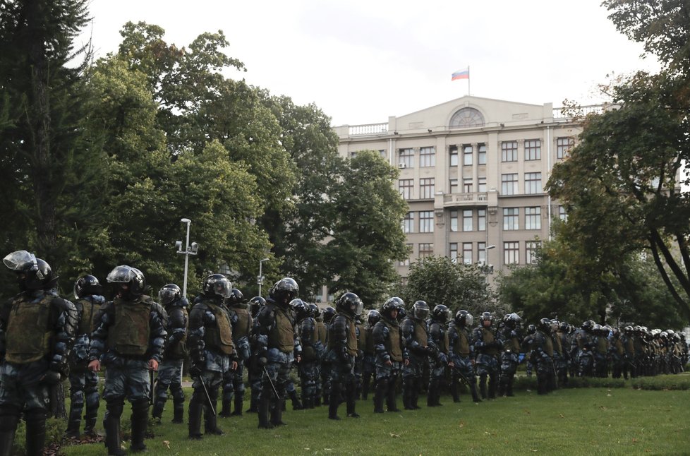 Moskevská policie po skončení povolené demonstrace na Sacharovově třídě s rekordní účastí asi 50.000 lidí začala zatýkat demonstranty.