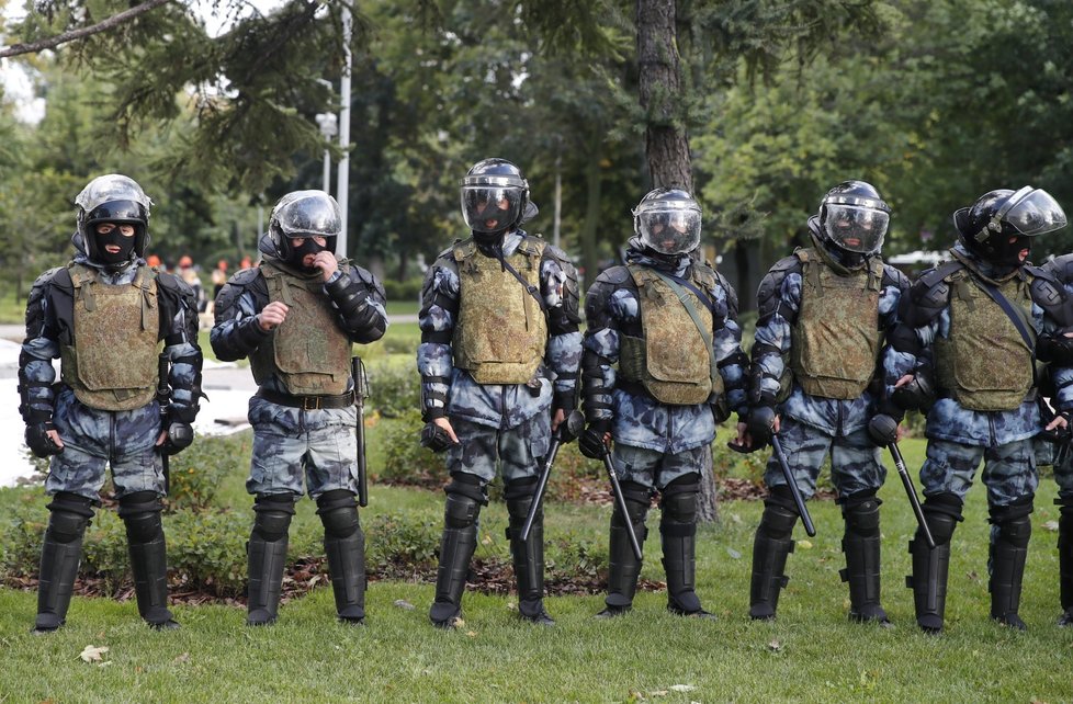 Moskevská policie po skončení povolené demonstrace na Sacharovově třídě s rekordní účastí asi 50.000 lidí začala zatýkat demonstranty