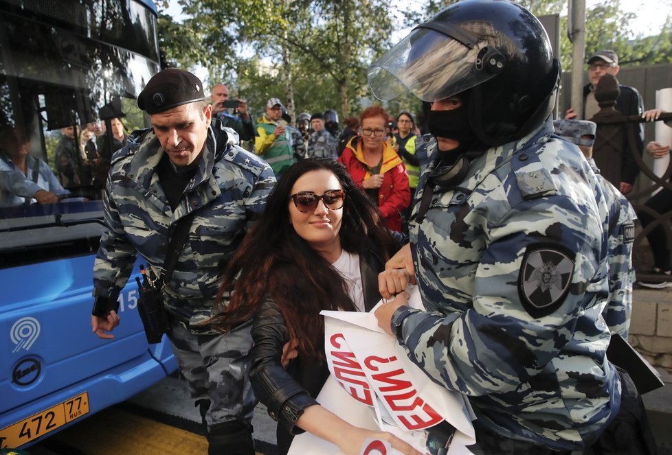 Během velkých demonstrací v Moskvě došlo na rozsáhlá zatýkání