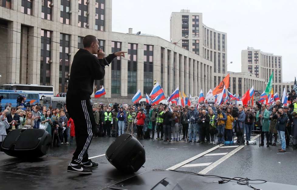 Moskevská policie po skončení povolené demonstrace na Sacharovově třídě s rekordní účastí asi 50.000 lidí začala zatýkat demonstranty