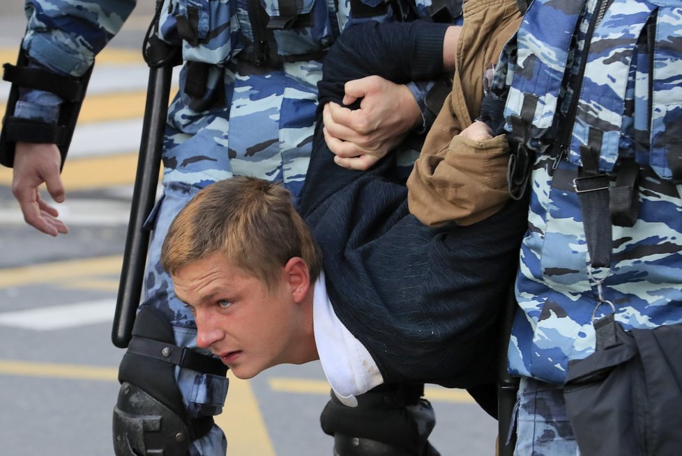 Moskevská policie po skončení povolené demonstrace na Sacharovově třídě s rekordní účastí asi 50.000 lidí začala zatýkat demonstranty
