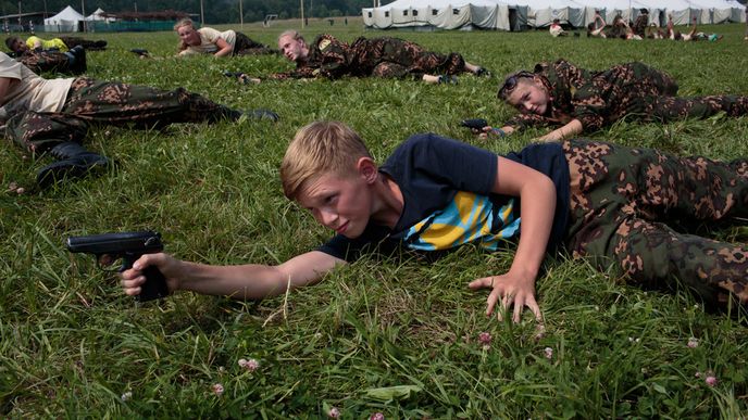 Formování správného porozumění vlasti, základních hodnot lásky, laskavosti, pracovitosti, přátelství a upřímnosti. S airsoftovou replikou zbraně v ruce.