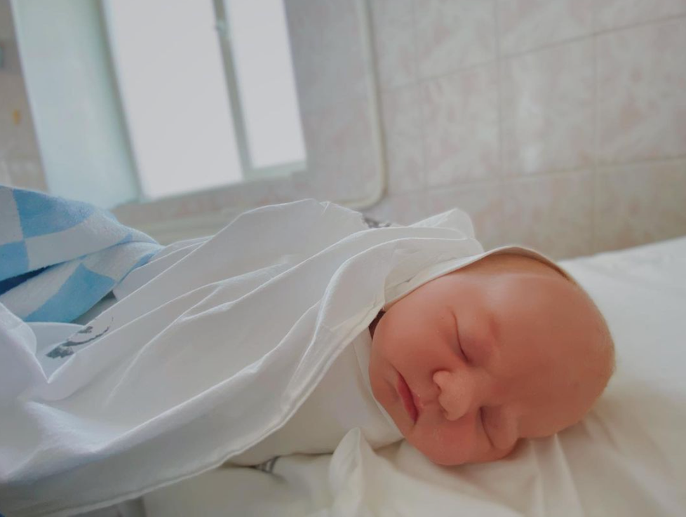 Rusce vyhodili z okna novorozené miminko: Tvrdí, že umřela s ním