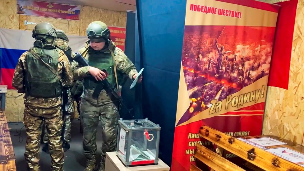 Okupovaný Donbas: Ruští vojáci volí v předtermínu prezidenta (7. 3. 2024).