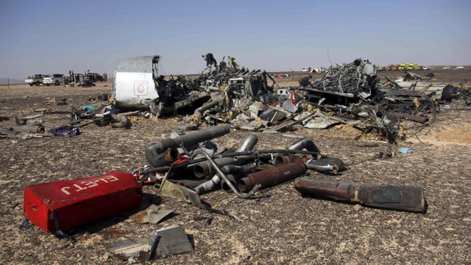 Trosky ruského letadla, které se v sobotu zřítilo na Sinajském poloostrově