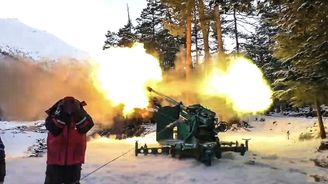 Sněhová armáda. Rusové sestřelují laviny z Elbrusu pomocí 60 let starého děla z muzea