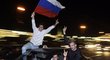 Rusové jezdili autama, troubili do všech stran a s vlajkami v ruce slavili obhajobu titulu mistrů světa!