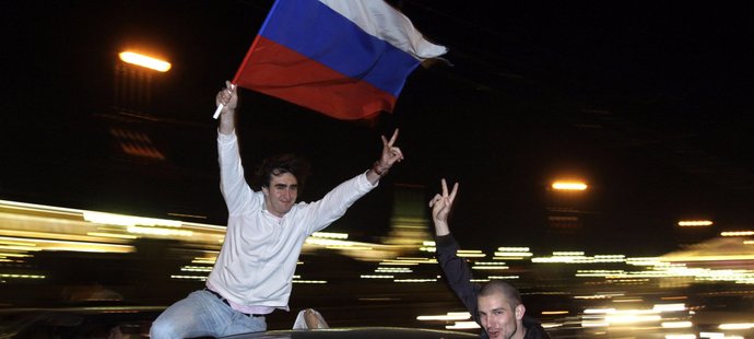 Rusové jezdili autama, troubili do všech stran a s vlajkami v ruce slavili obhajobu titulu mistrů světa!