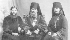 Je to sto let, co zemřel Grigorij Jefimovič Rasputin (nalevo).