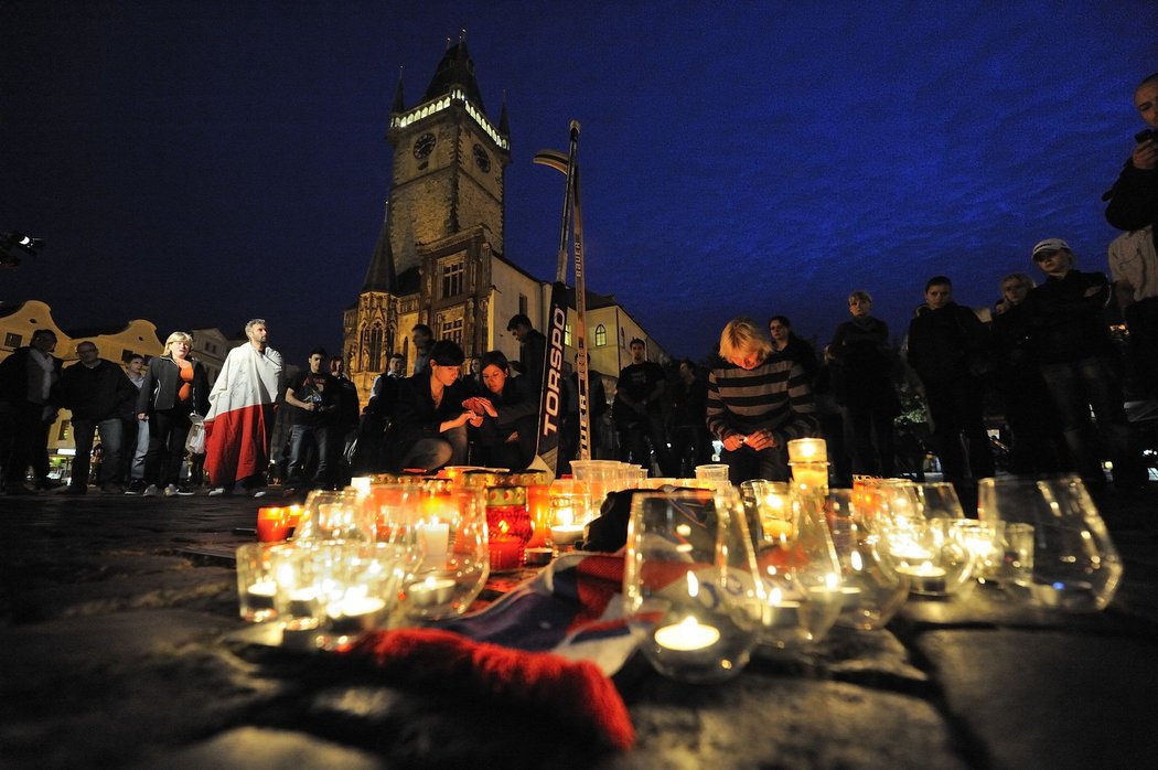 Stovky lidí přišly na Staromák uctít památku mrtvých hokejistů