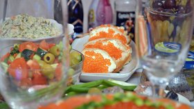 Ruská novoroční tabule: Kaviár a bramborový salát Olivier