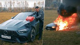 Ruský influencer a YouTuber Mikhail Litvin podpálil svůj Mercedes Benz za 3,5 milionu.