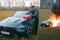 Šílený influencer zapálil svůj luxusní mercedes za miliony! Nebyl s ním spokojený