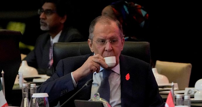 Lavrov prchá ze summitu G20: Ministři mocností ho ignorovali, schytal to i od indonéské kolegyně