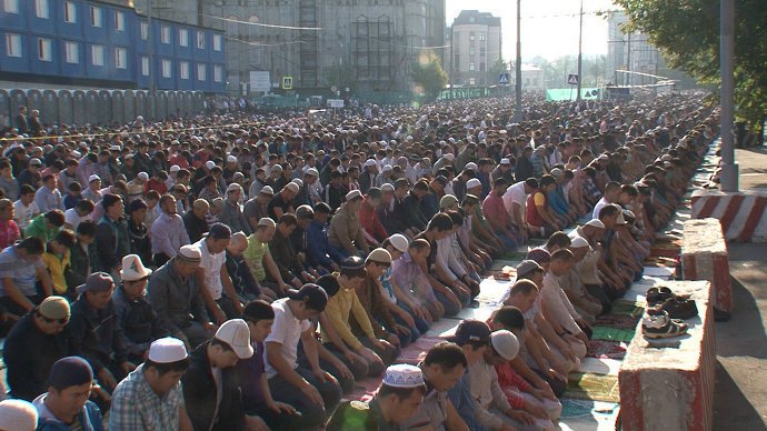 Během islámských svátků jsou moskevské ulice doslova ucpány modlícími se muslimy.