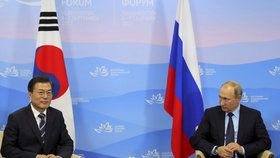 Vladimír Putin se ve Vladivostoku sešel s jihokorejským prezidentem Mun Če-inem.