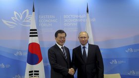 Vladimir Putin se ve Vladivostoku sešel s jihokorejským prezidentem Mun Če-inem.